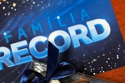 Logo Família Record 2024, com um laço de presente abaixo