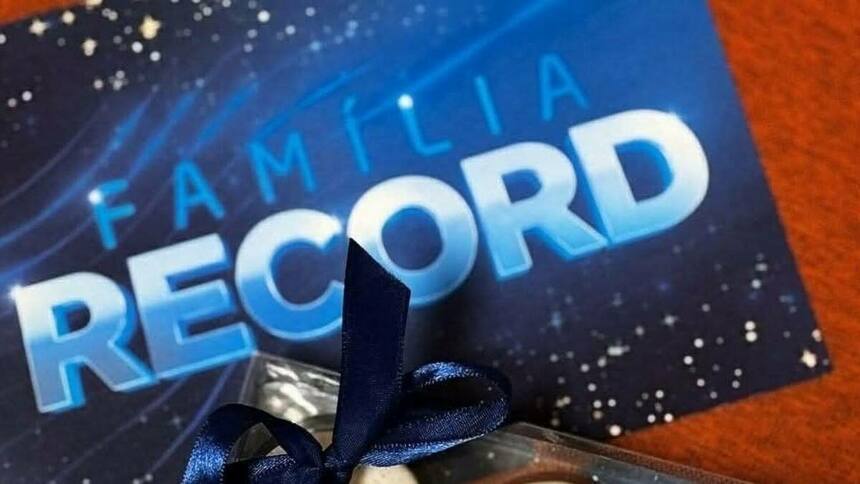 Logo Família Record 2024, com um laço de presente abaixo