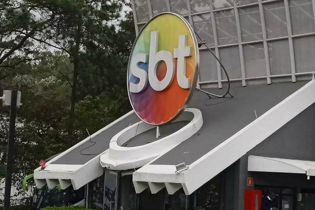 Logo do SBT na sede da Anhanguera