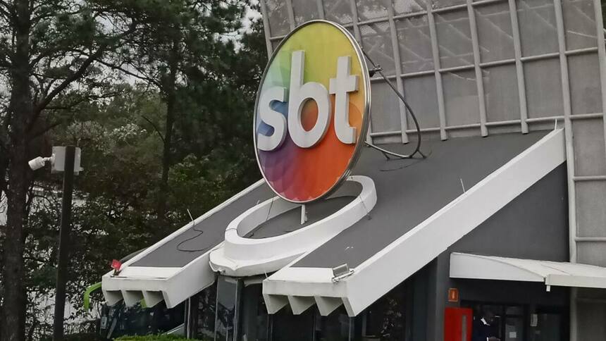 Logo do SBT na sede da Anhanguera