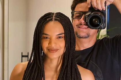 Lucy Ramos e Thiago Luciano em foto posada juntos, tirada no espelho