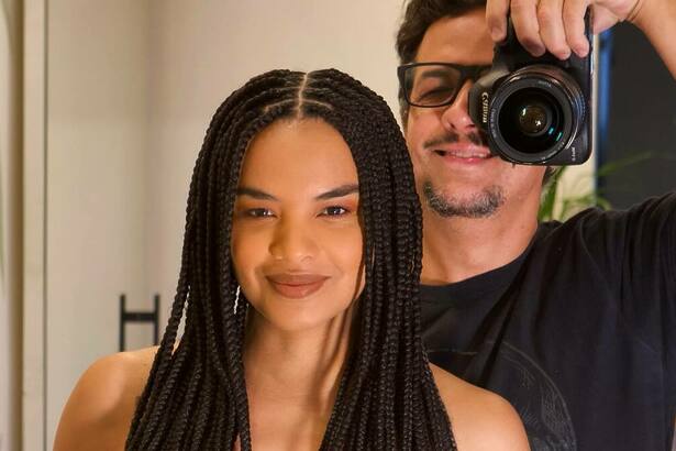 Lucy Ramos e Thiago Luciano em foto posada juntos, tirada no espelho