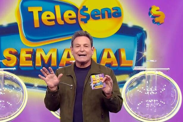 Luiz Ricardo apresentando a Tele Sena Semanal com cor rosa