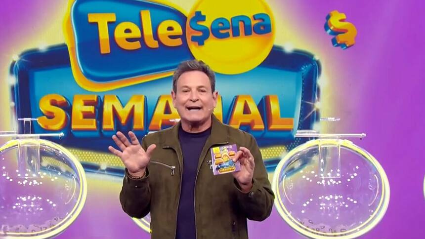 Luiz Ricardo apresentando a Tele Sena Semanal com cor rosa