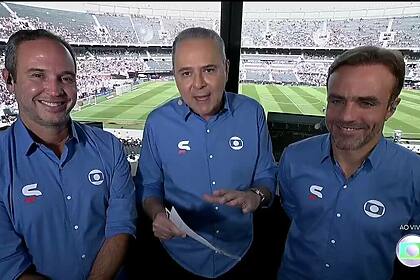 Luis Roberto e os comentaristas Caio e Roger na cabina de transmissão da final da Libertadores