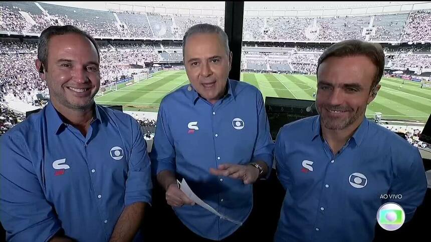 Luis Roberto e os comentaristas Caio e Roger na cabina de transmissão da final da Libertadores