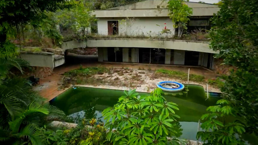 Mansão abandonada com piscina com água esverdeada em reportagem do Domingo RECORD