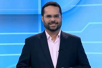 Marcelo Casagrande no cenário do SBT News na TV