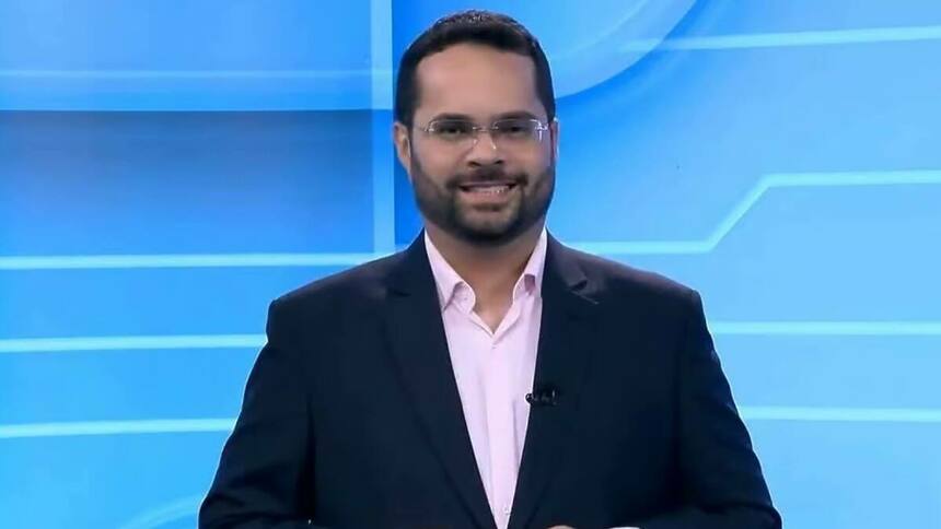 Marcelo Casagrande no cenário do SBT News na TV