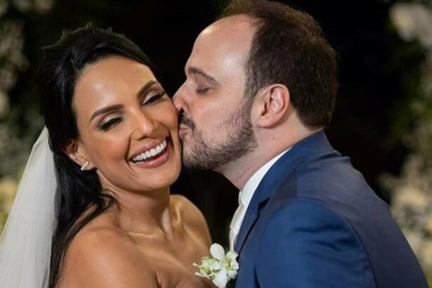 Marcia Dantas recebe beijo no rosto do marido no casamento exibido no Domingo Legal