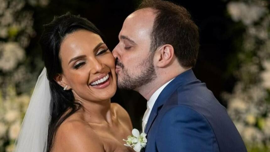 Marcia Dantas recebe beijo no rosto do marido no casamento exibido no Domingo Legal