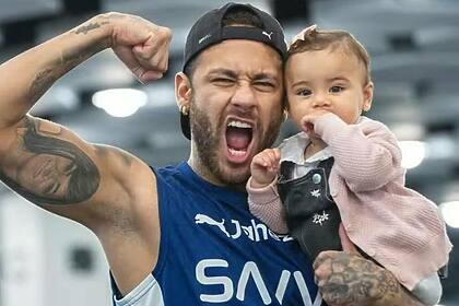 Neymar e Mavie em foto posada juntos