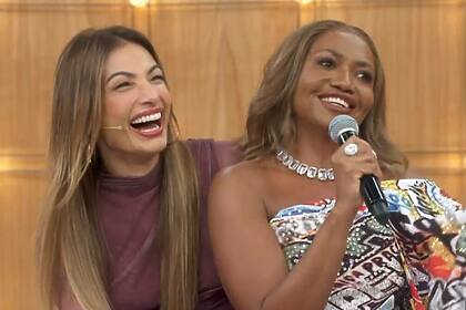 Patrícia Poeta e Gaby Amarantos sorrindo no cenário do Encontro