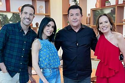 Paulo Matias, Michelle Barros, Beto Barbosa e Regina Volpato no cenário do Chega Mais