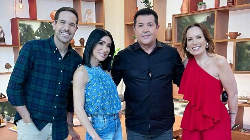 Paulo Matias, Michelle Barros, Beto Barbosa e Regina Volpato no cenário do Chega Mais