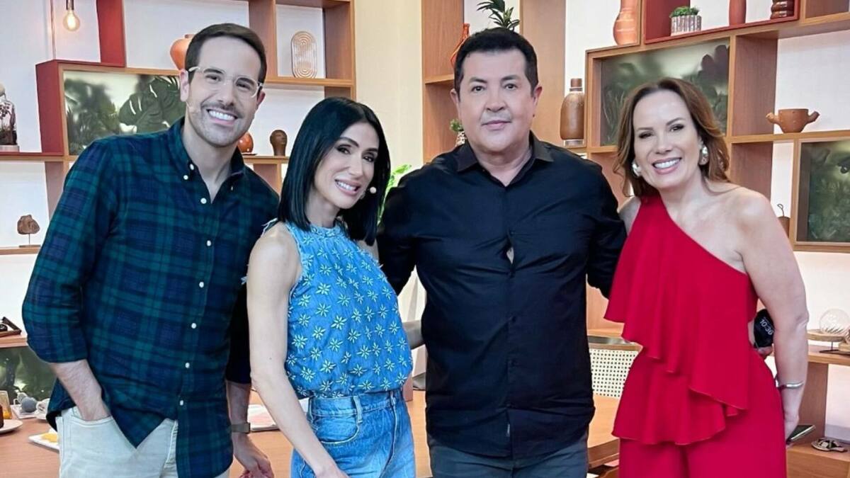 Paulo Matias, Michelle Barros, Beto Barbosa e Regina Volpato no cenário do Chega Mais