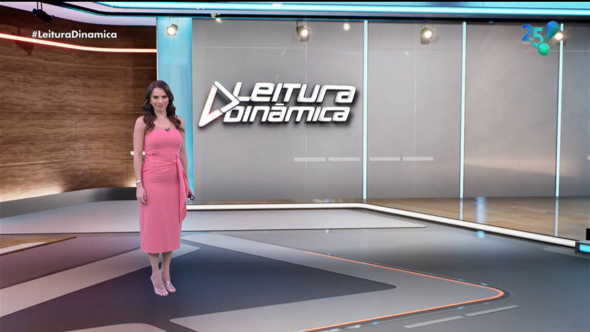 Gabriela Di França anda no novo cenário do Leitura Dinâmica da RedeTV!