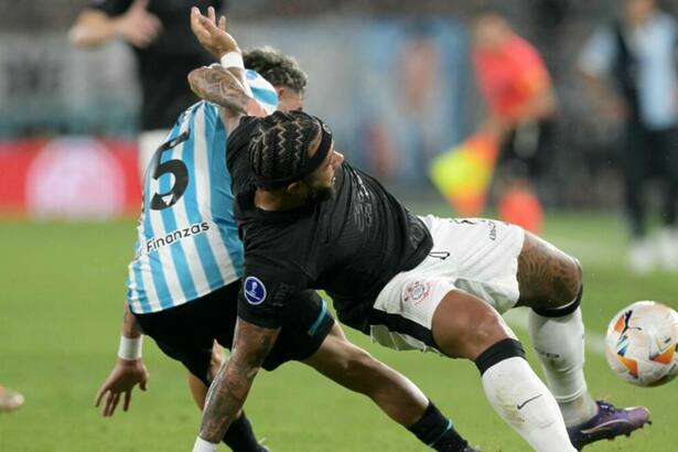 Jogadores em campo no jogo de Racing x Corinthians