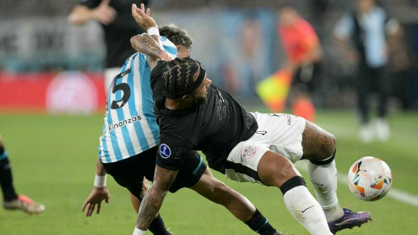 Jogadores em campo no jogo de Racing x Corinthians