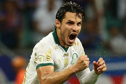 Raphael Veiga correndo e celebrando o gol pelo Palmeiras