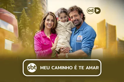 Protagonistas Daniela e Memo abraçam Isabella na arte do resumo de Meu Caminho É Te Amar