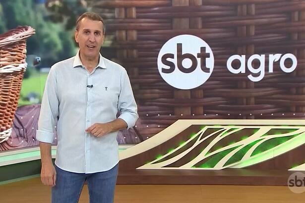 Sandro Ivanowski em frente ao telão do SBT Agro