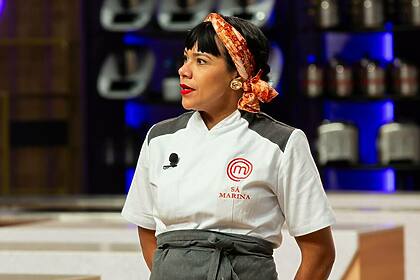 Sá Marina em frente a bancada na cozinha do MasterChef Confeitaria