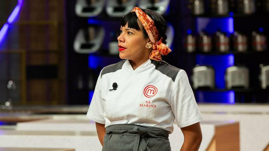 Sá Marina em frente a bancada na cozinha do MasterChef Confeitaria