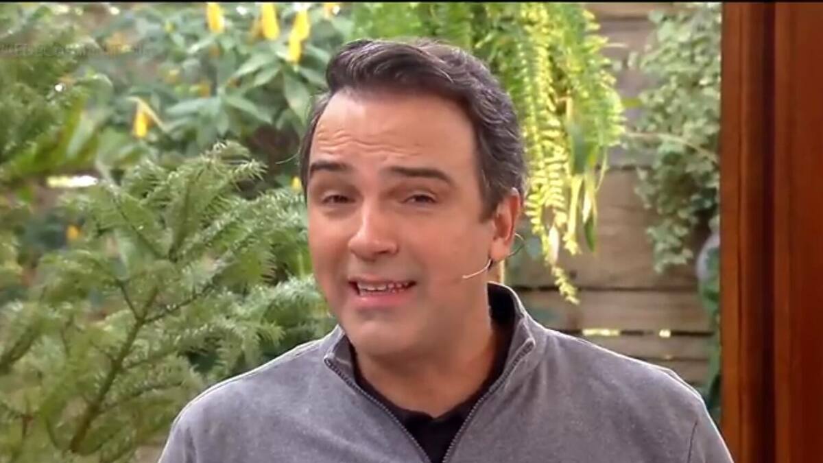 Tadeu Schmidt sorridente, em trecho de participação no É de Casa