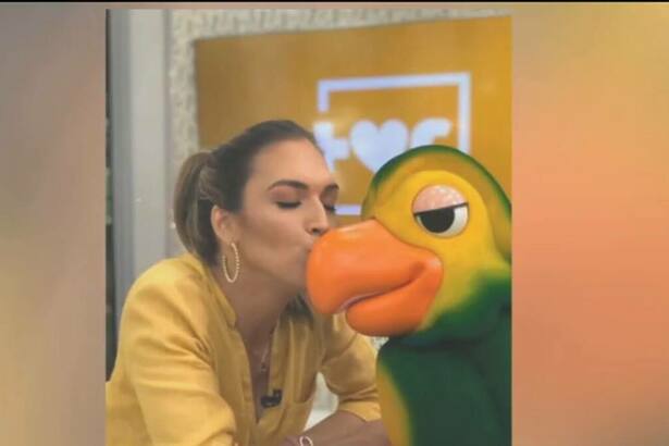 Talitha Morete beijando Louro José nos bastidores do Mais Você