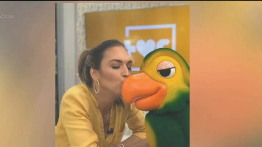 Talitha Morete beijando Louro José nos bastidores do Mais Você