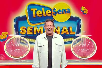 Luiz Ricardo apresentando a Tele Sena Semanal 25 com sorriso no rosto