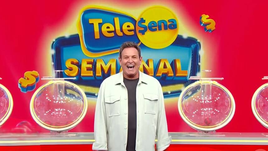 Luiz Ricardo apresentando a Tele Sena Semanal 25 com sorriso no rosto