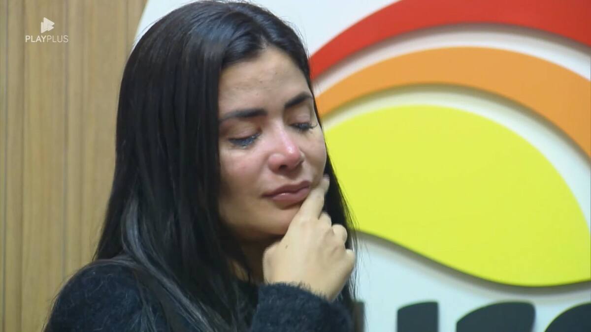 Vanessa cai no choro na cozinha de A Fazenda 16