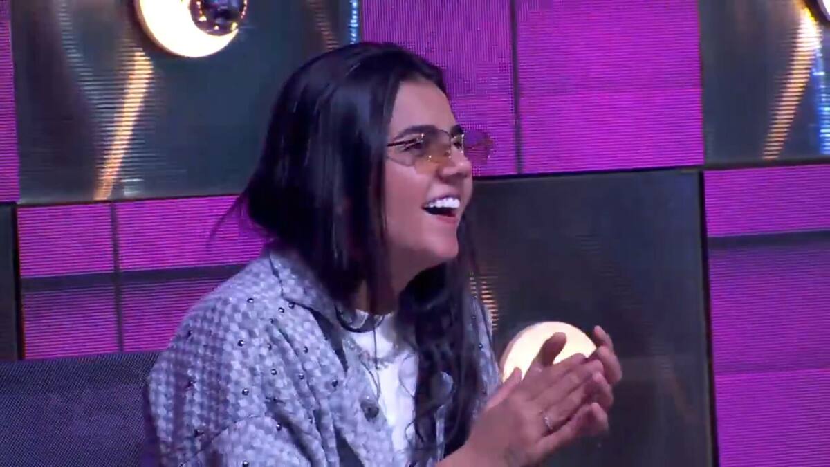Yasmin Santos sorridente e aplaudindo no Caldeirão