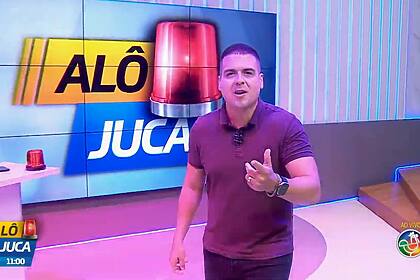 Marcelo Castro com a boca aberta enquanto apresenta o Alô Juca na afiliada do SBT, TV Aratu