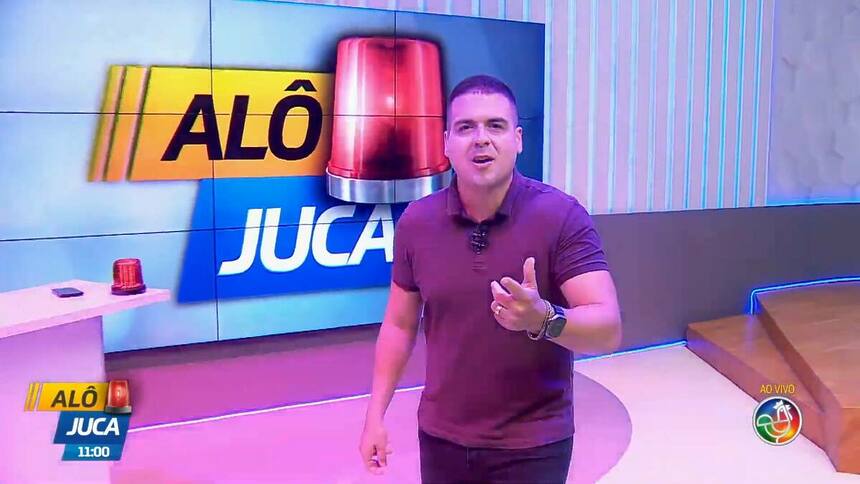 Marcelo Castro com a boca aberta enquanto apresenta o Alô Juca na afiliada do SBT, TV Aratu