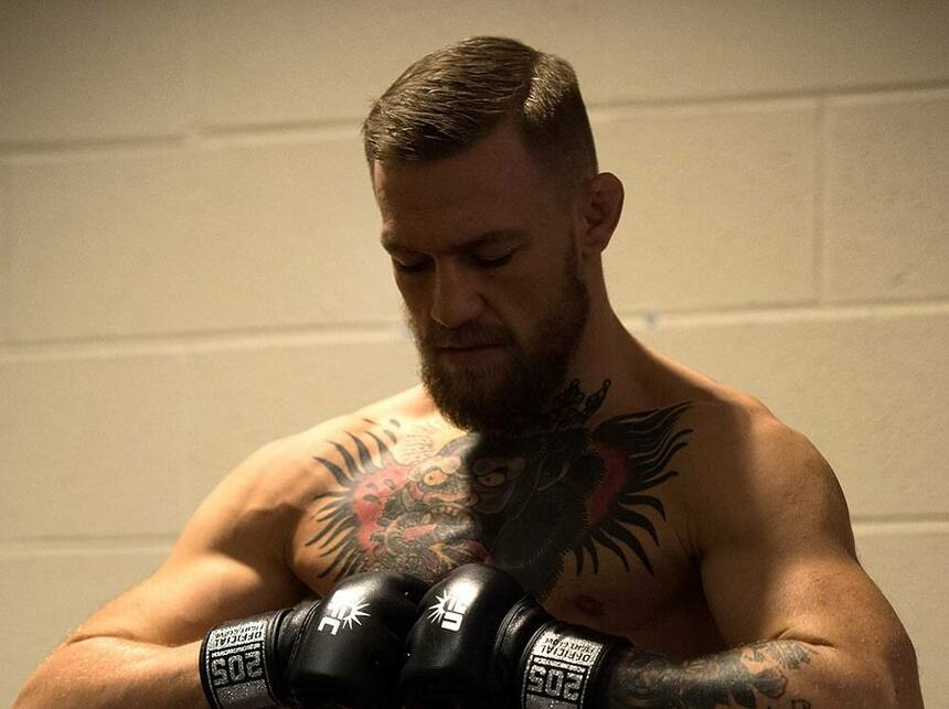 Conor McGregor com luvas de Box, antes de uma luta no UFC