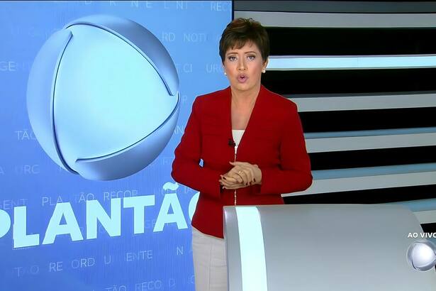 Cristina Lemos em frente ao logo do novo Plantão RECORD