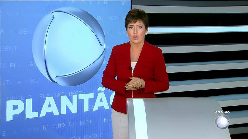 Cristina Lemos em frente ao logo do novo Plantão RECORD