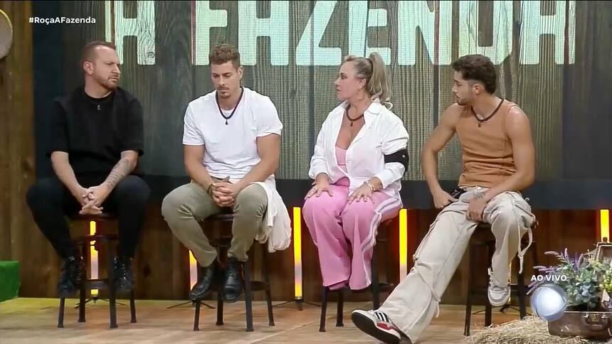 Zé Love, Sacha, Flor e Gui sentados no banquinho da sétima Roça de A Fazenda 16