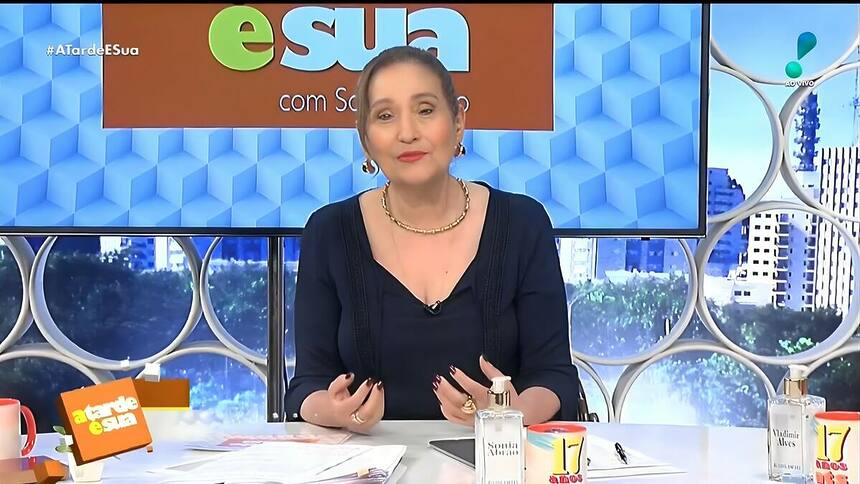 Sonia Abrão de blusa preta na bancada do A Tarde é Sua na RedeTV!