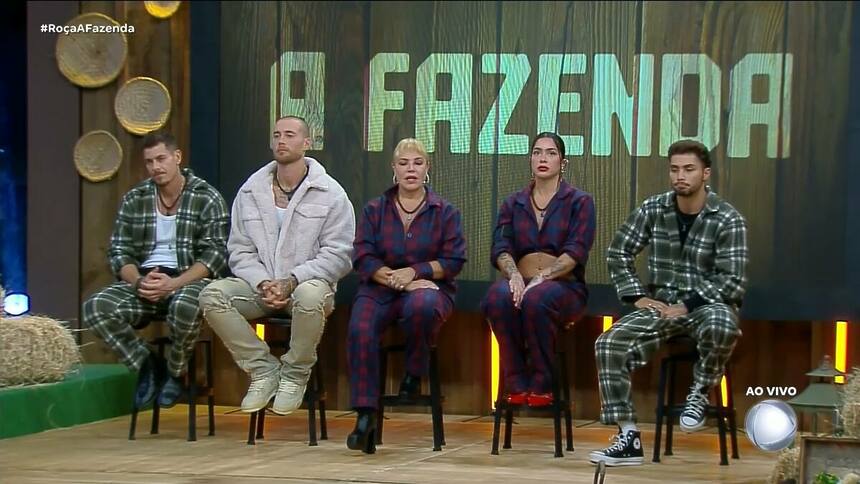 Sacha, Yuri, Flor, Luana e Gui Vieira sentados no banquinho da 12ª Roça de A Fazenda 16