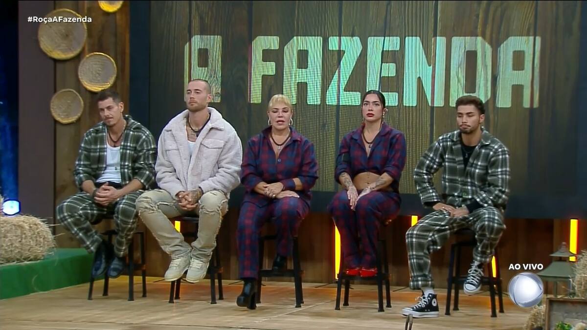 Sacha, Yuri, Flor, Luana e Gui Vieira sentados no banquinho da 12ª Roça de A Fazenda 16