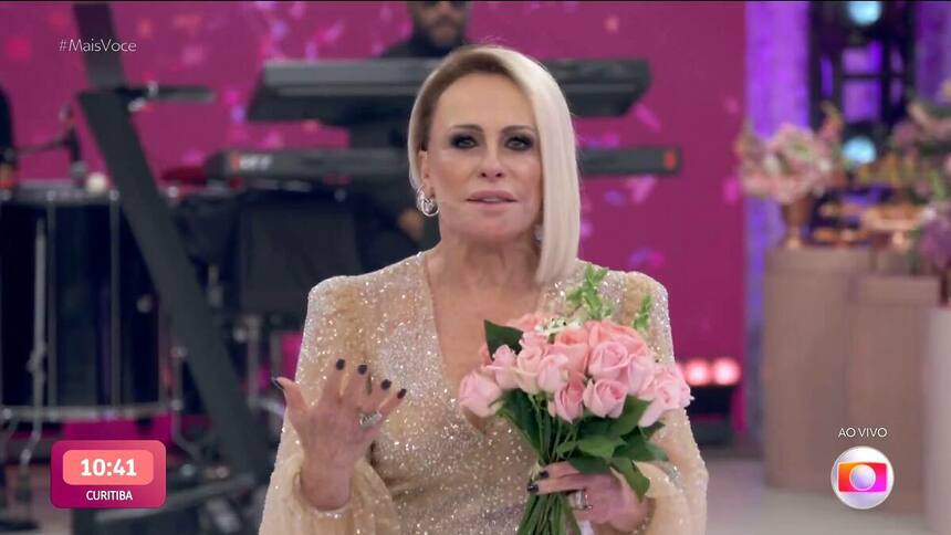 Ana Maria Braga, com flores na mão, em trecho do Mais Você especial de 25 anos