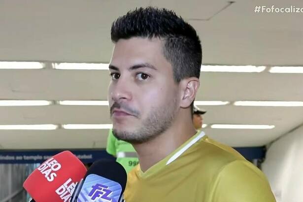 Arthur Aguiar em trecho de entrevista externa ao Fofocalizando