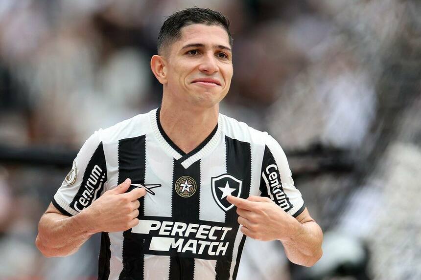 Savarino aponta para o logo do Botafogo