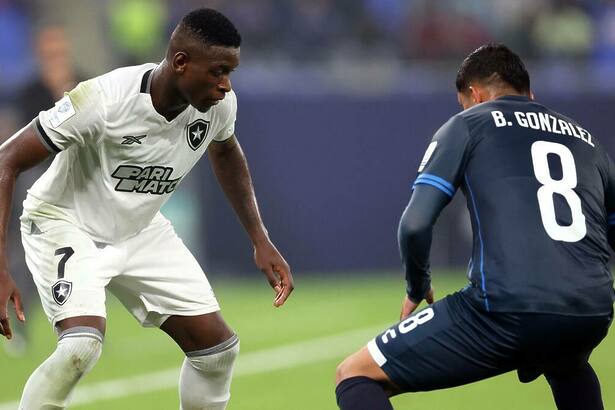 Luis Henrique e Gonales disputando bola no jogo Botafogo x Pachuca MEX