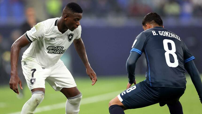 Luis Henrique e Gonales disputando bola no jogo Botafogo x Pachuca MEX