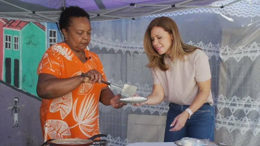 Camila Marinho ao lado de uma vendedora de tapioca, em trecho do Globo Repórter